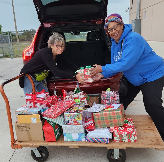 Pottorf, filling the cart with gifts